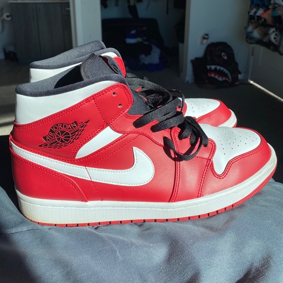 Air Jordan 1 Mid “Chicago” main image 7